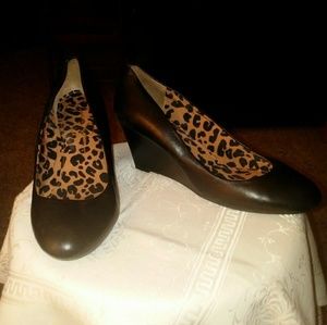 -BRAND NEW WEDGE HEELS-